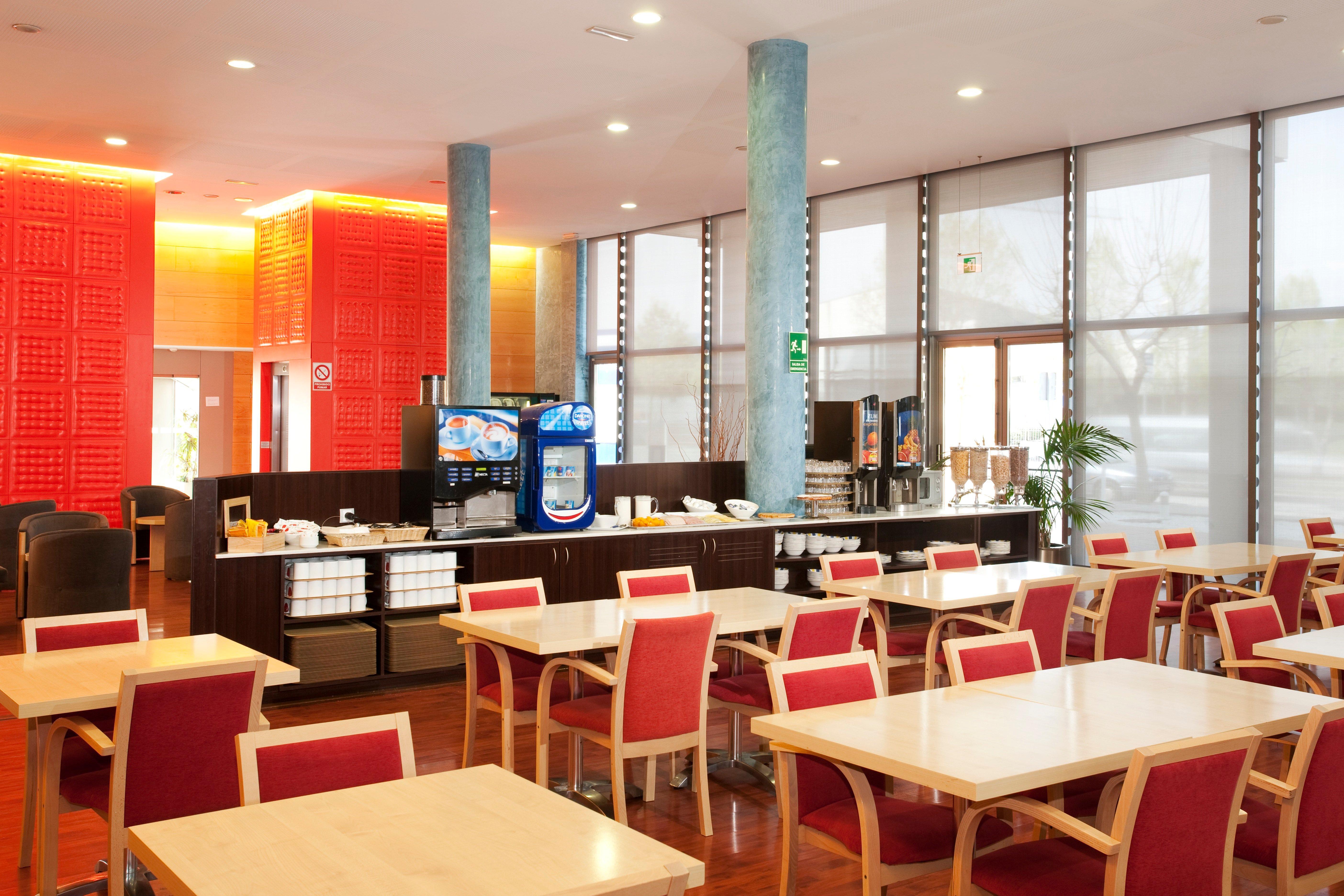 Holiday Inn Express Molins De Rei By Ihg Ресторан фото